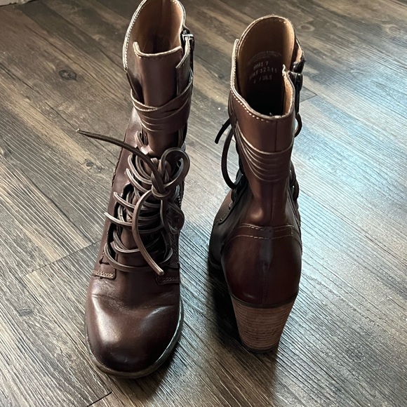 Size 6 BORN Brown Boots - Picture 2 of 2